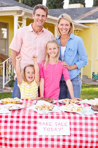 Family Running Charity Bake Sale — Stock Photo, Image