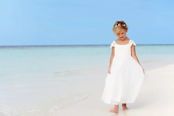 Giovane ragazza in abito da damigella d'onore a piedi sulla bella spiaggia — Foto Stock