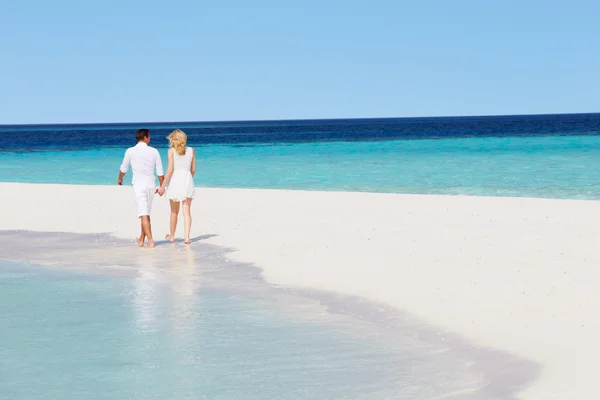 浪漫情侣热带沙滩上散步的后视图 — 图库照片