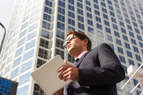 Geschäftsmann arbeitet außerhalb des Büros am Tablet-Computer — Stockfoto