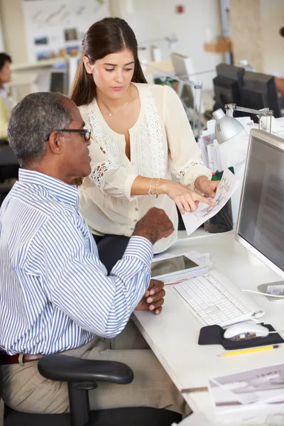 Lavoratori alle scrivanie in ufficio creativo occupato — Foto Stock