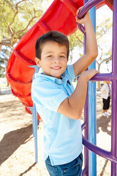 Niño en escalada marco en el parque — Foto de Stock