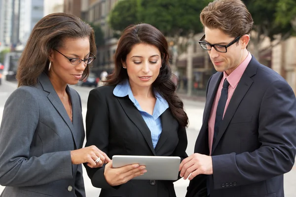 Geschäftsleute und Geschäftsfrauen nutzen digitales Tablet draußen — Stockfoto