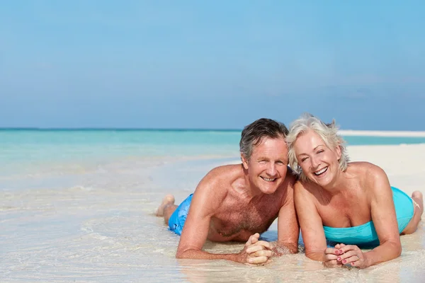 高级夫妇享受海滩度假 — 图库照片