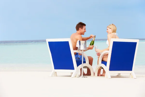 Couple Sur La Plage Se Détendant Dans Des Chaises Et Boire Du Champagne — Photo