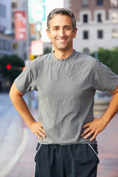 Portret van mannelijke loper op stedelijke straat — Stockfoto