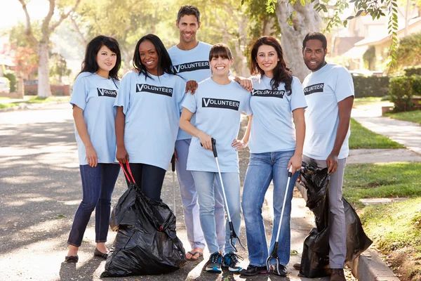 Team Of Volunteers Picking Up Litter In Suburban Street — Stock Photo, Image