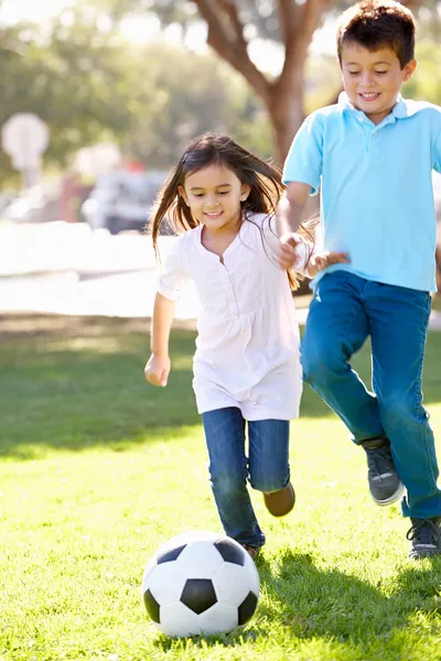 Deux enfants jouant au football ensemble — Photo