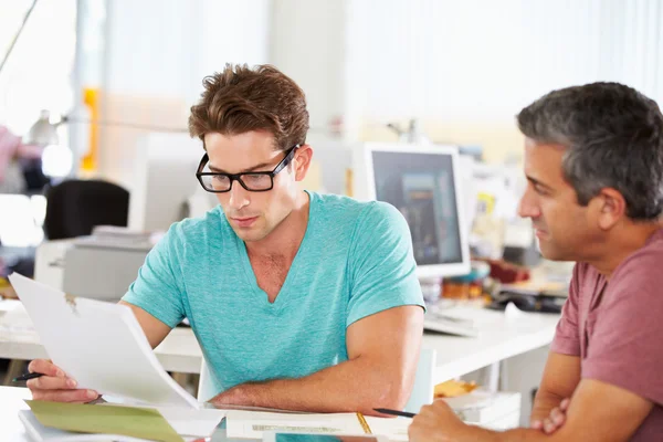 Dos hombres reunidos en oficina creativa — Foto de Stock