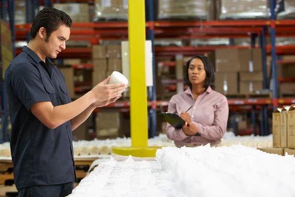 Fabriek werknemer en manager controleren van goederen op de productielijn — Stockfoto