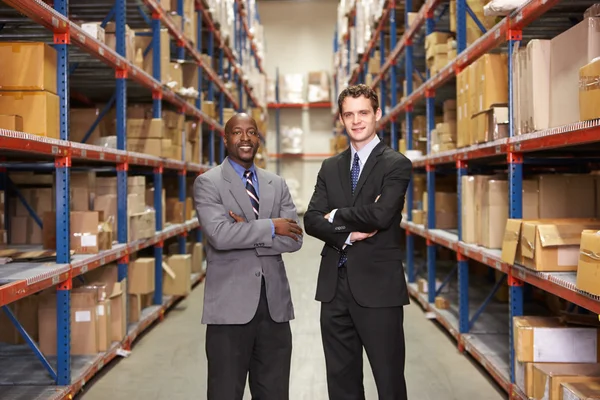 Retrato de dois empresários no armazém — Fotografia de Stock