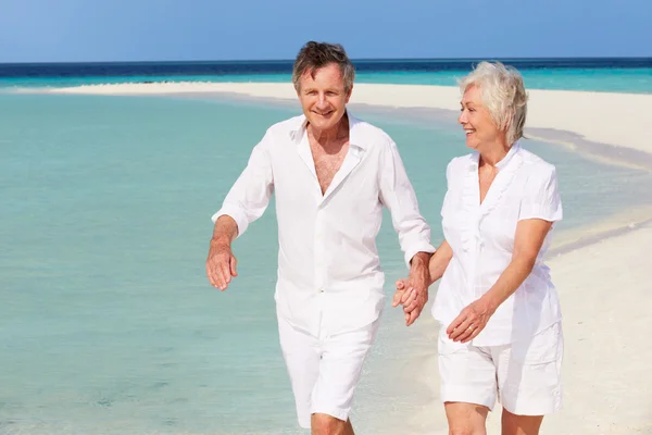 Casal romântico sênior andando na bela praia tropical — Fotografia de Stock