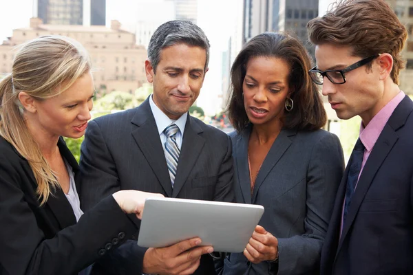 Ondernemers en vrouwelijke ondernemers met behulp van digitale tablet buiten — Stockfoto