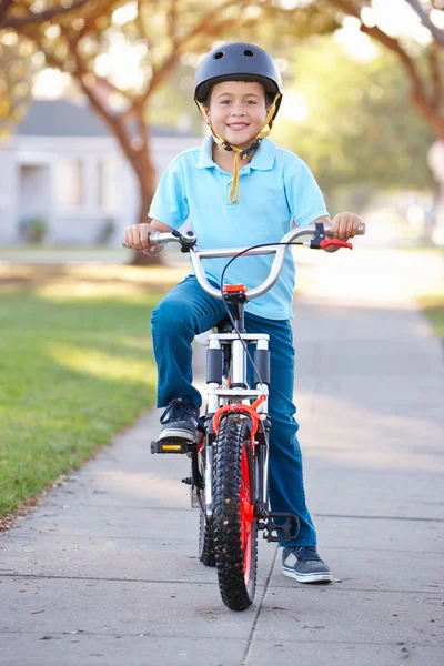 Αγόρι φορώντας κράνος ασφάλεια ιππασία ποδήλατο — Φωτογραφία Αρχείου