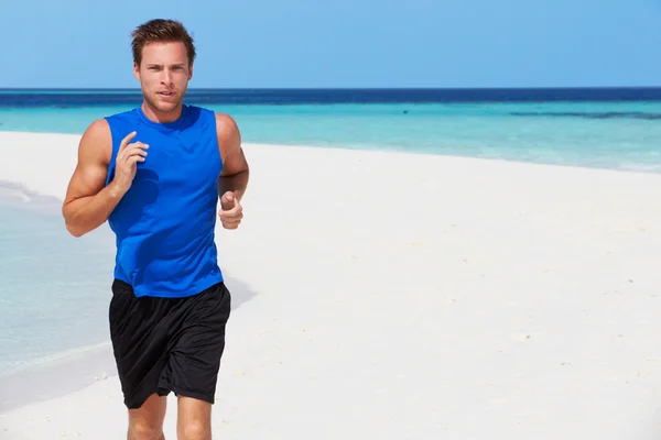 Hombre corriendo en hermosa playa — Foto de Stock