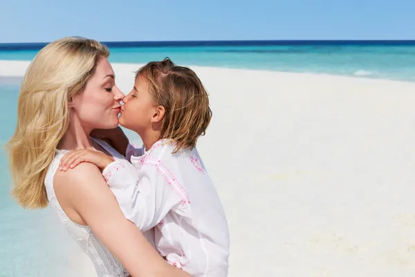 Mor och dotter kramas på stranden — Stockfoto