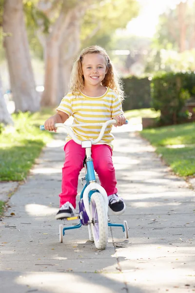 Kız yolda Bisiklete binmek öğrenme — Stok fotoğraf