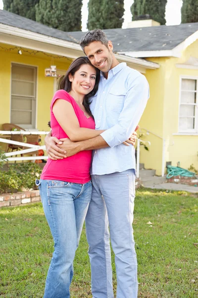 Casal em pé fora de casa Suburban — Fotografia de Stock