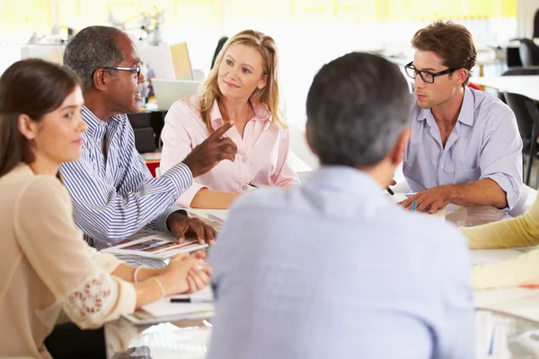 Reunião de equipe no escritório criativo — Fotografia de Stock