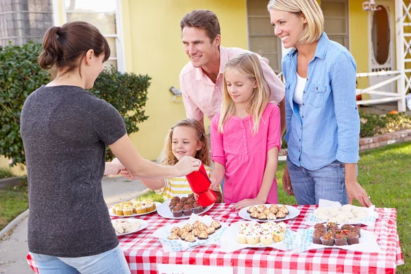 Familie betreibt Benefiz-Backen-Verkauf — Stockfoto