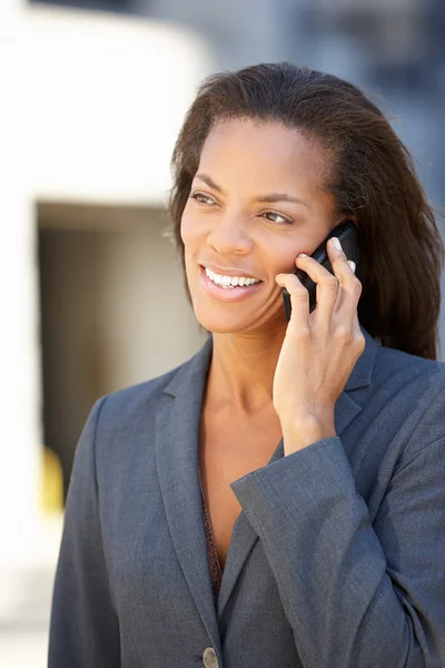 Femme d'affaires à l'extérieur du bureau sur téléphone mobile — Photo