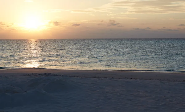 Puesta de sol sobre hermosa playa desierta — Foto de Stock