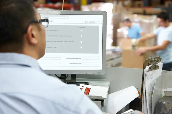 Person At Computer Terminal In Distribution Warehouse — Stock Photo, Image