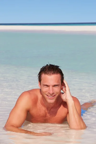 Hombre relajante en el mar en la playa Tropical Beach —  Fotos de Stock
