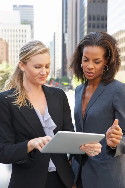 Mulheres de negócios usando tablet digital fora do escritório — Fotografia de Stock
