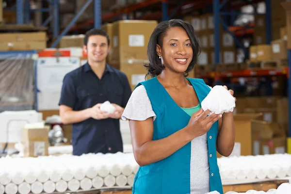 Contrôle des marchandises par un ouvrier d'usine sur la chaîne de production — Photo