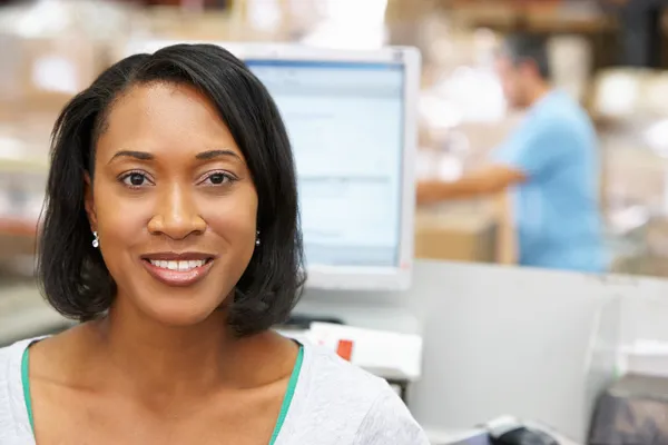 Woman At Computer Terminal In Distribution Warehouse — Stock Photo, Image