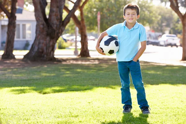 Junge posiert mit Fußball — Stockfoto