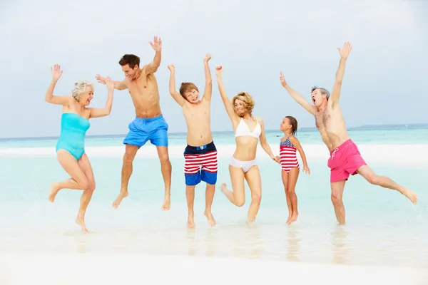 Multi geração família se divertindo no mar em férias na praia — Fotografia de Stock