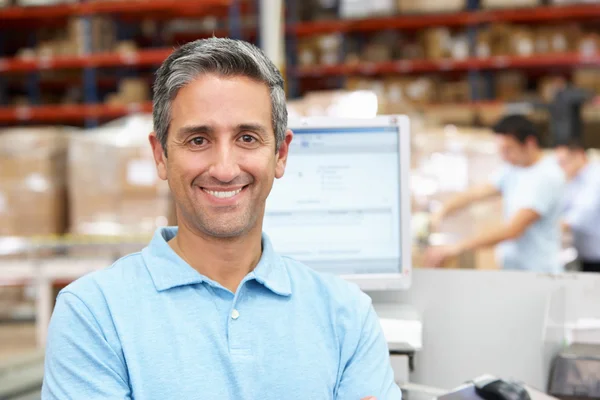 Homme au terminal informatique dans l'entrepôt de distribution — Photo