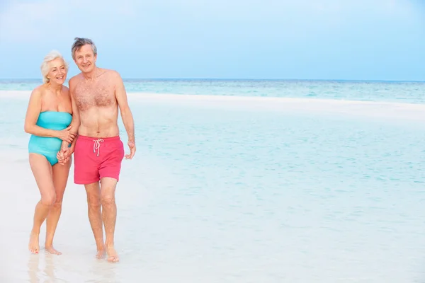 Senior pareja romántica caminando en hermoso mar tropical — Foto de Stock