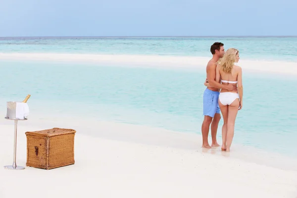 Casal na praia com piquenique de champanhe de luxo — Fotografia de Stock