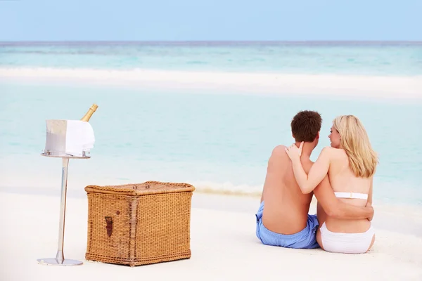 Casal na praia com piquenique de champanhe de luxo — Fotografia de Stock