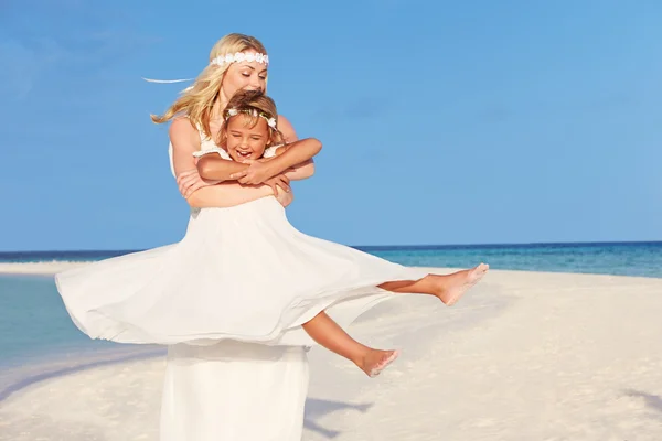 Braut mit Brautjungfer bei schöner Strandhochzeit — Stockfoto