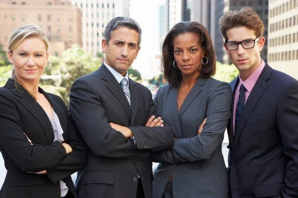 Retrato de quatro colegas de negócios fora do escritório — Fotografia de Stock