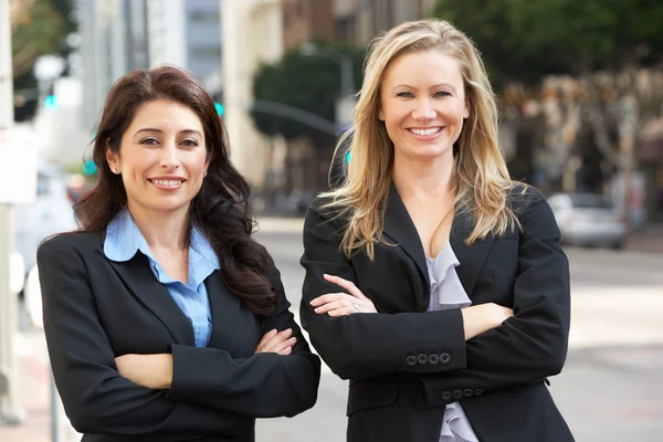 Porträtt av två kvinnliga företagare utanför kontoret — Stockfoto