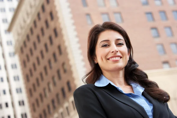 Retrato de la empresaria de pie en la calle —  Fotos de Stock