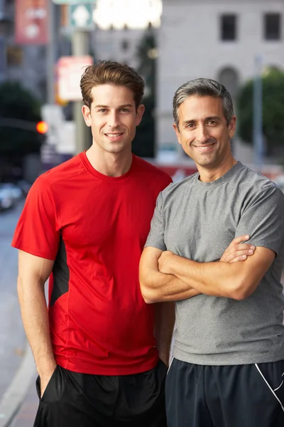 Портрет двух мужчин-бегунов на городской улице — стоковое фото