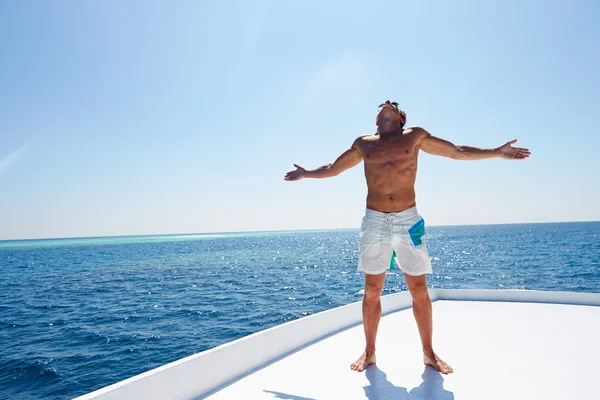 Homme debout sur le pont du bateau — Photo