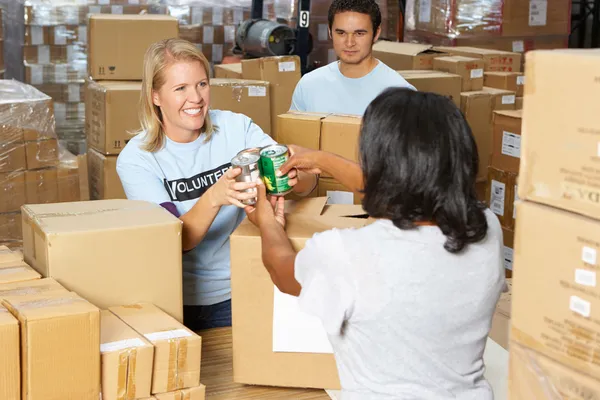 Volontärer samla mat donationer i lager — Stockfoto