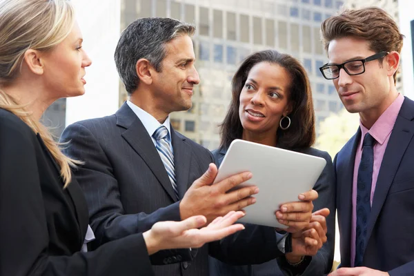 Hommes d'affaires et femmes d'affaires utilisant la tablette numérique à l'extérieur — Photo