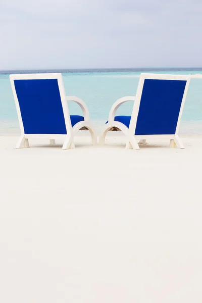 Άδειες καρέκλες στην πανέμορφη τροπική παραλία — Φωτογραφία Αρχείου