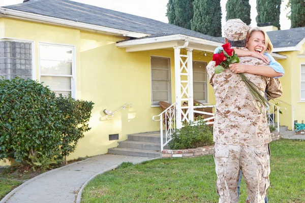 Esposa bienvenida marido en casa en licencia del ejército — Foto de Stock