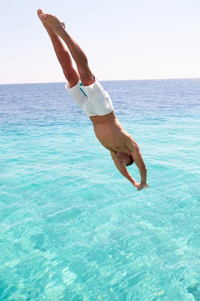 Man duiken in zee — Stockfoto