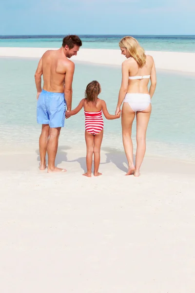Familia divirtiéndose en el mar en vacaciones de playa — Foto de Stock