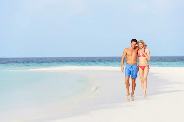 Casal romântico andando na bela praia tropical — Fotografia de Stock